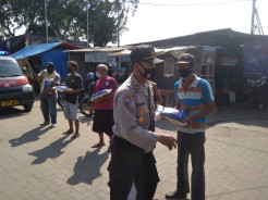 Selama PPKM, 10.614 Paket Sembako Telah Disebar Polisi ke Warga Pesisir Jakarta