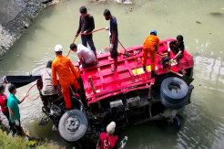 Rem Blong! Truk Hantam Pengendara dan Pejalan Kaki Lalu Terjun ke Jurang 2 Orang Tewas