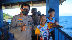 Seberangi Lautan, Kapolda Sulut Serahkan Bantuan untuk Warga di Dua Pulau