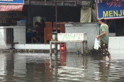 Gelombang Tinggi di Perairan Gianyar, Air Laut di Pantai Lebih Genangi Jalan Raya
