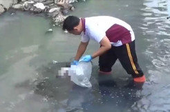 Bayi Laki-laki Imut Ditemukan Tewas Mengenaskan di Sungai, Tali Pusarnya Masih Menempel