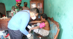 Vaksinasi Door to Door Sasar Orang Gila, Petugas Disambut Hormat dan Teriakan Merdeka
