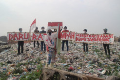 Sungai Cisadane Tercemar, Aktivis Gelar Upacara HUT RI di Tumpukan Sampah