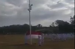 Merah Putih Jatuh ke Tanah, Pemuda Sumba Ini Menangis Lalu Berdoa dan Memanjat Tiang Bendera