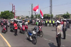 Tangis Tertumpah di Jalan Ahmad Yani Surabaya, Pengguna Jalan dan Polisi Hormat Bendera Merah Putih