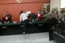 Lompati Meja Hijau, Aktivis Anti Masker Serang Hakim PN Banyuwangi Secara Brutal