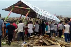 Jadi Tempat Pasangan Telanjang Berhubungan Seks, Warga Bongkar Pondok di Pantai Pelangi Aceh