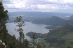 COVID-19 Melonjak Objek Wisata Ditutup, Warga Nekad Memancing di Danau Toba