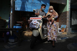Pekerja Serabutan Ini Hanya Bengong, Bangun Tidur Ada Paket Scoopy di Depan Rumahnya
