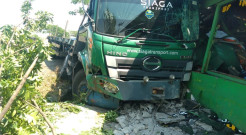 Truk Bermuatan Besi Tabrak Warung, Untung Tak Ada yang Lagi Makan