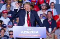 Trump: Biden Terbangkan ‘Teroris’ ke AS, Tinggalkan Warga Amerika di Afghanistan