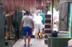 Warga Ponorogo Meninggal Saat Isoman di Lantai 2 Rumahnya, Evakuasi Berjalan Dramatis