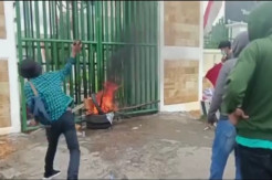 Tolak Tambang Ilegal, Mahasiswa Bakar dan Lempari Kantor Kerjati Sulawesi Tenggara
