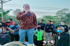 Tuntut Pekerjaan, Warga Tutup Akses Masuk Pabrik Sepatu
