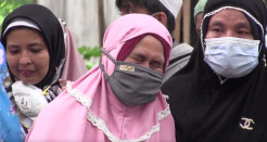 Tangis Pecah saat Ayah-Anak Korban Pembunuhan Saudara Dimasukkan dalam 1 Liang