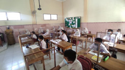 Ekonomi Sulit Karena Pandemi, Siswa Kenakan Seragam Lama pada Hari Pertama PTM