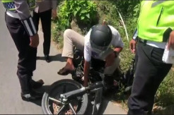 Terjaring Razia Penyekatan, Pemotor di Boyolali Ngamuk Rusak Motornya Sendiri