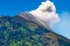 Gunung Merapi Kembali Sumburkan Wedus Gembel, 5 Kecamatan di Magelang Hujan Abu