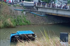 Hindari Sepeda Motor, Truk Box Terperosok ke Selokan