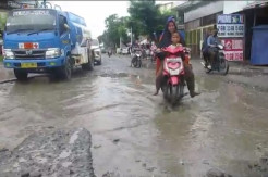 3 Tahun Jalan Menuju Pelabuhan Belawan Medan Rusak Parah Bak Kubangan Kerbau