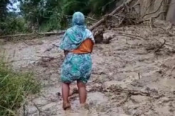 Material Longsor Tutup Akses Jalan Poros di Kabupaten Enrekang
