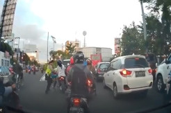 Begini Aksi Oknum Polisi Dorong Pemotor yang Melanggar Lalu Lintas hingga Terjatuh