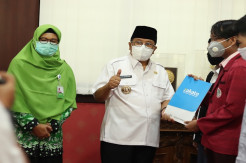 Bantu Yatim Dhuafa Korban COVID-19, Lasnaz LMI Gandeng Wali Kota Blitar Serahkan Beasiswa