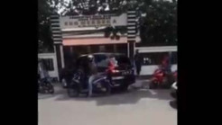 Di Tengah Keramaian Depan Sekolah, Pria Ini Cuek Lakukan Masturbasi dan Direkam Ibu Muda