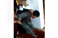 Penyerang Ustaz Berhasil Diringkus, Emak-emak Spontan Pukuli Pelaku