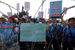 Desakan Buruh Minta...