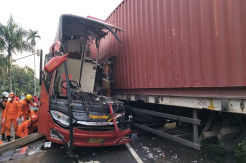 Bus Sugeng Rahayu Tabrak Truk Kontainer di Kulonprogo, 2 Penumpang Tewas
