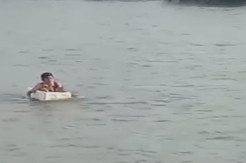 Kenakan Seragam Bocah SD di Ogan Komering Ilir Nekat Arungi Sungai dengan Styrofoam
