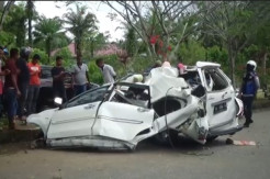 Tabrak Pembatas Jalan Minibus Hancur Berantakan, Ternyata Pengemudinya Masih Anak-anak