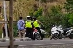 Viral, Oknum Polisi di Bima Tendang Pemotor Saat Gelar Razia Patuh Rinjani