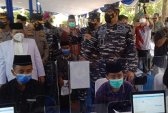 Pergi Tanpa Alas Kaki, Santri Ini Rela Antre Serbuan Vaksinasi di Cirebon