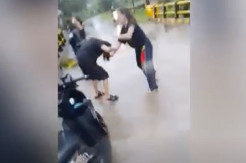Bengkulu Utara Geger, Lima Wanita Seksi Duel di Atas Jembatan
