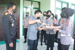 Bersama Polwan-polwan Cantik, Kapolda Sulut Gerebek Rumah Pangdam XIII/Merdeka