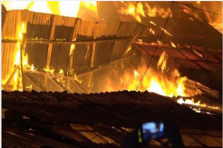 Ditinggal Anak Istri, Pria Ini Stres dan Nekat Bakar Rumah