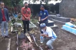 Ziarah ke Makam Istri dan Anak Gadisnya yang Dibunuh Tanpa Baju, Yosef Menangis Tersedu