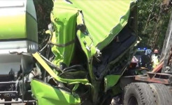Viral Evakuasi Sopir Terjepit Body Truk Gandeng Korban Kecelakaan Frontal di Jalur Madiun