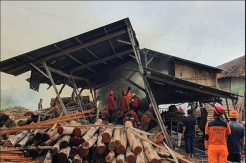 Pabrik Gergajian Kayu di Godean Sleman Terbakar