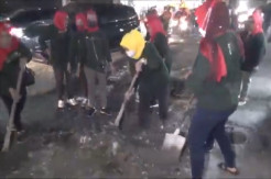 Geram Jalan Rusak Picu Kecelakaan, Emak-emak di Medan Gotong Royong Ngecor