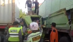 Dikendarai Remaja, Truk Trailer Ngebut Tabrak Mobil Boks di Sidoarjo