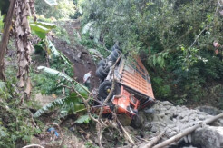 Gagal Nikung, Truk Semen Terjun ke Turunan Enang-enang Bener Meriah
