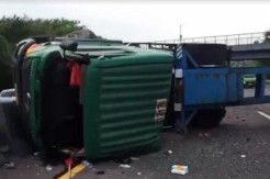 Truk Kontainer Terbalik Timpa Minibus, Tol Cipularang Macet Berjam-jam