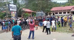 Remaja Putri Tewas Diperkosa, Massa Geruduk Mapolres Halteng Tuntut Para Pelaku Dihukum Mati