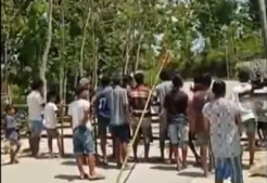 Warga Tutup Akses Masuk ke Bukit Jokowi Sumba Tengah dengan Simbol Adat