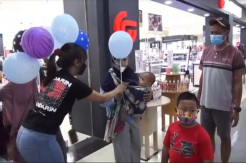 Horee... Anak-anak Boleh Masuk Mall, Diberi Kado Balon di Pintu Masuk