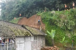 Tebing 8 Meter Longsor, Timpa 2 Rumah dan Lukai 8 Orang