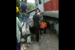 Kijang Innova Terseret Kereta Api Jurusan Merak-Rangkasbitung